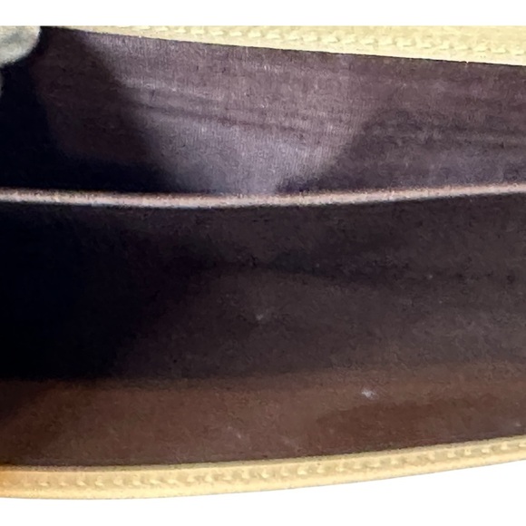 Gucci Tan Wallet with Textured Leather and Metallic Clasp - Picture 12 of 13